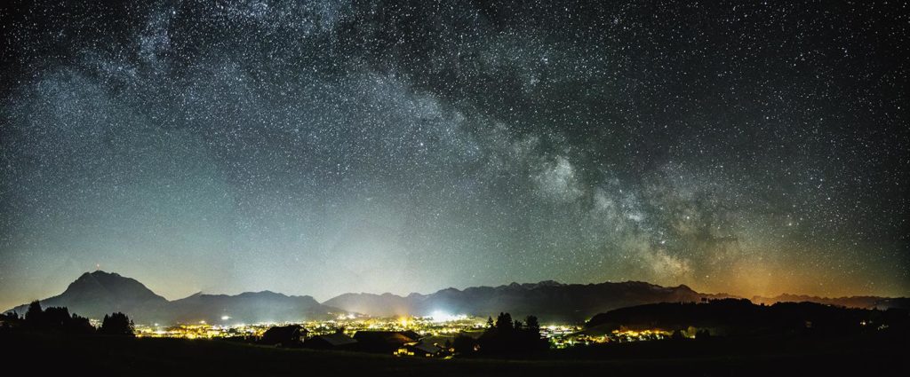 Milchstraßen Panorama mit Lichtverschmutzung