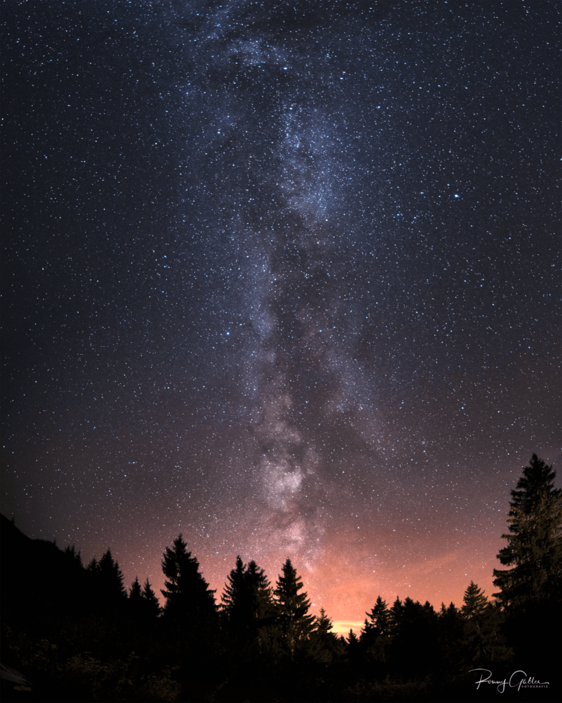 Milchstraßen Bild mit Bäumen